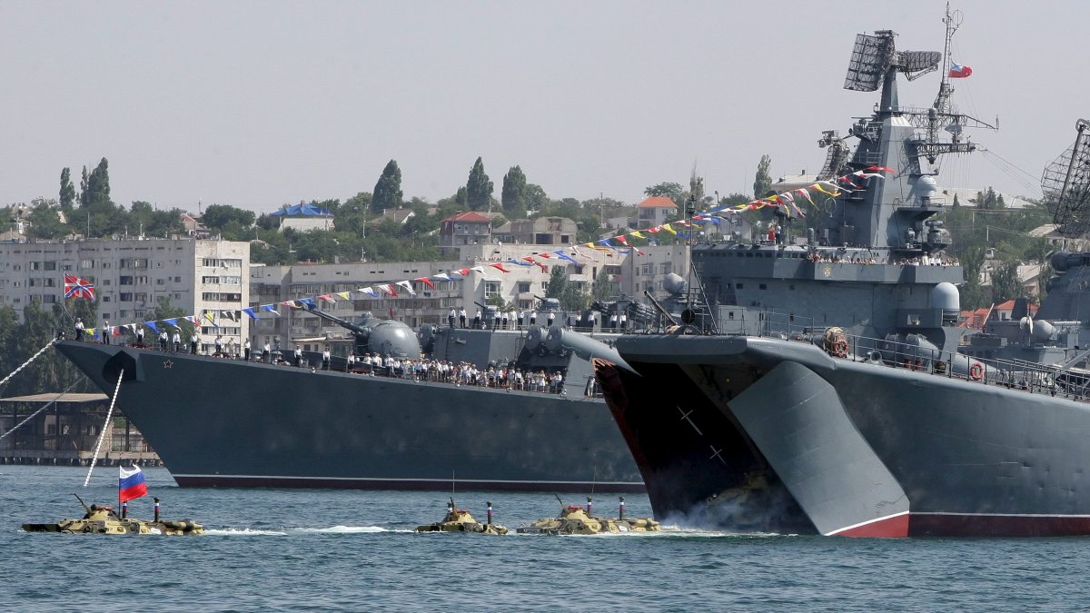 Pistas. Un grupo de buques de guerra de la Flota rusa del mar Negro.