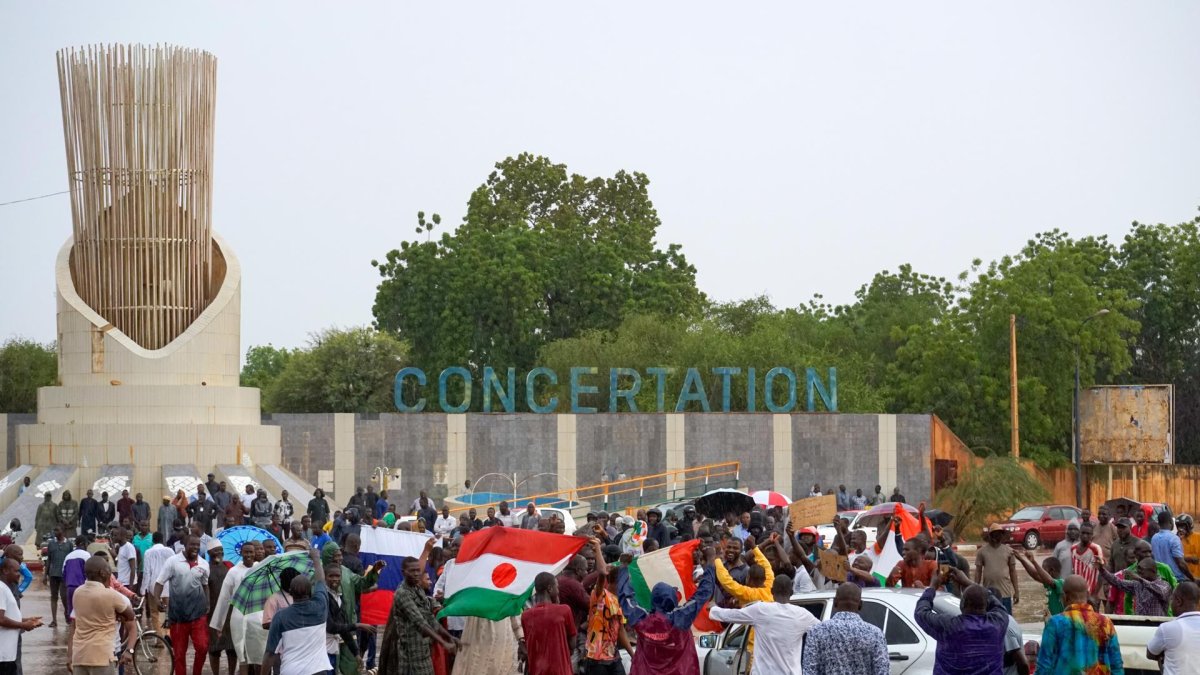 En Niamey se registraron violentas manifestaciones a favor de la junta militar golpista.