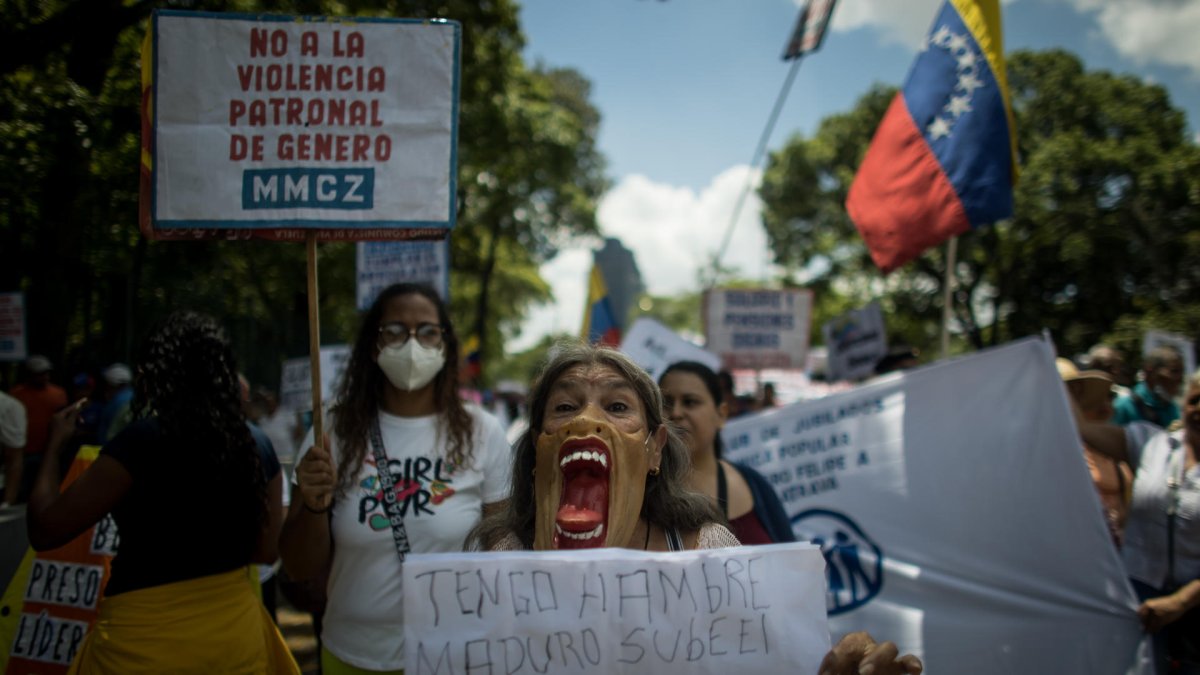 Imagen de archivo de personas protestan durante la conmemoración del Día del Trabajador en Caracas.