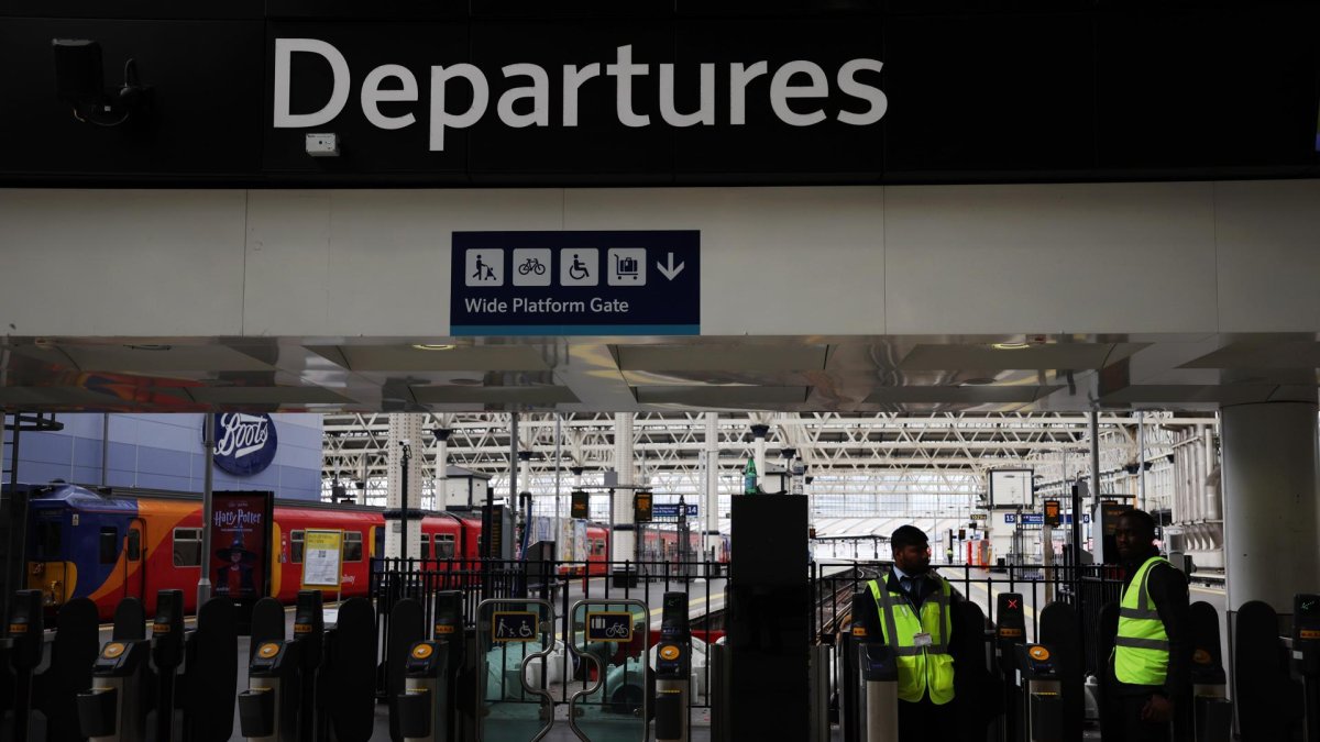 Una nueva jornada de huelga ha obligado este sábado a la suspensión de la mitad del servicio de trenes en el Reino Unido.