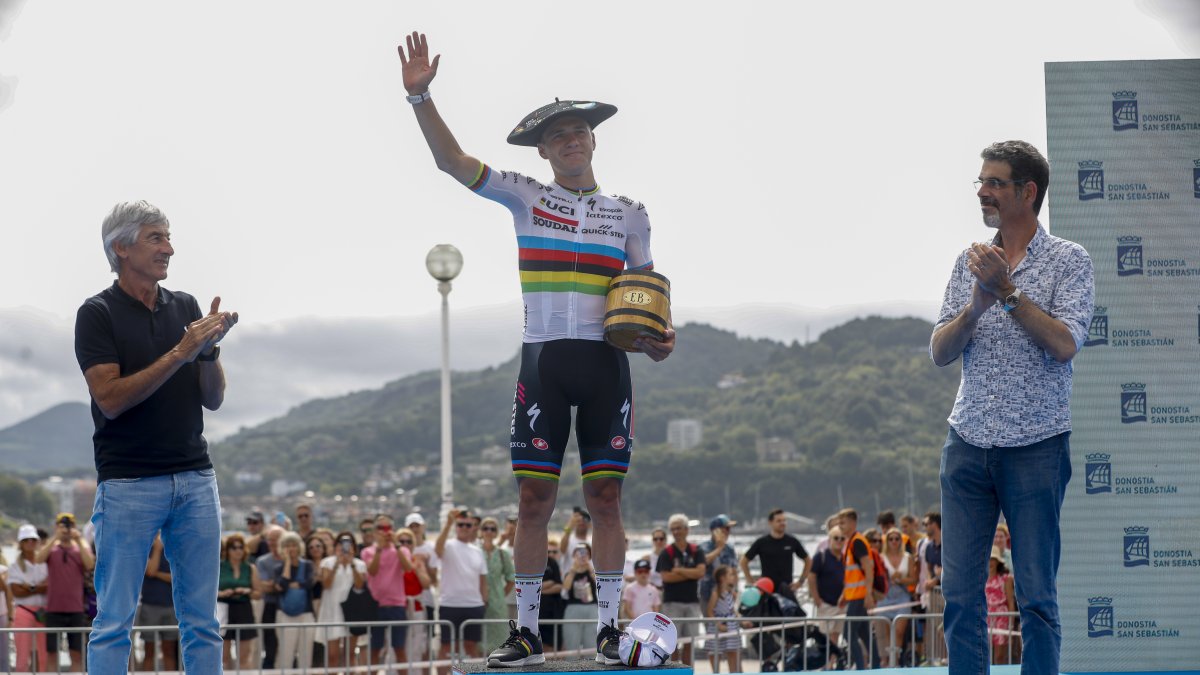El belga Remco Evenepoel y su celebración en el podio de San Sebastián.