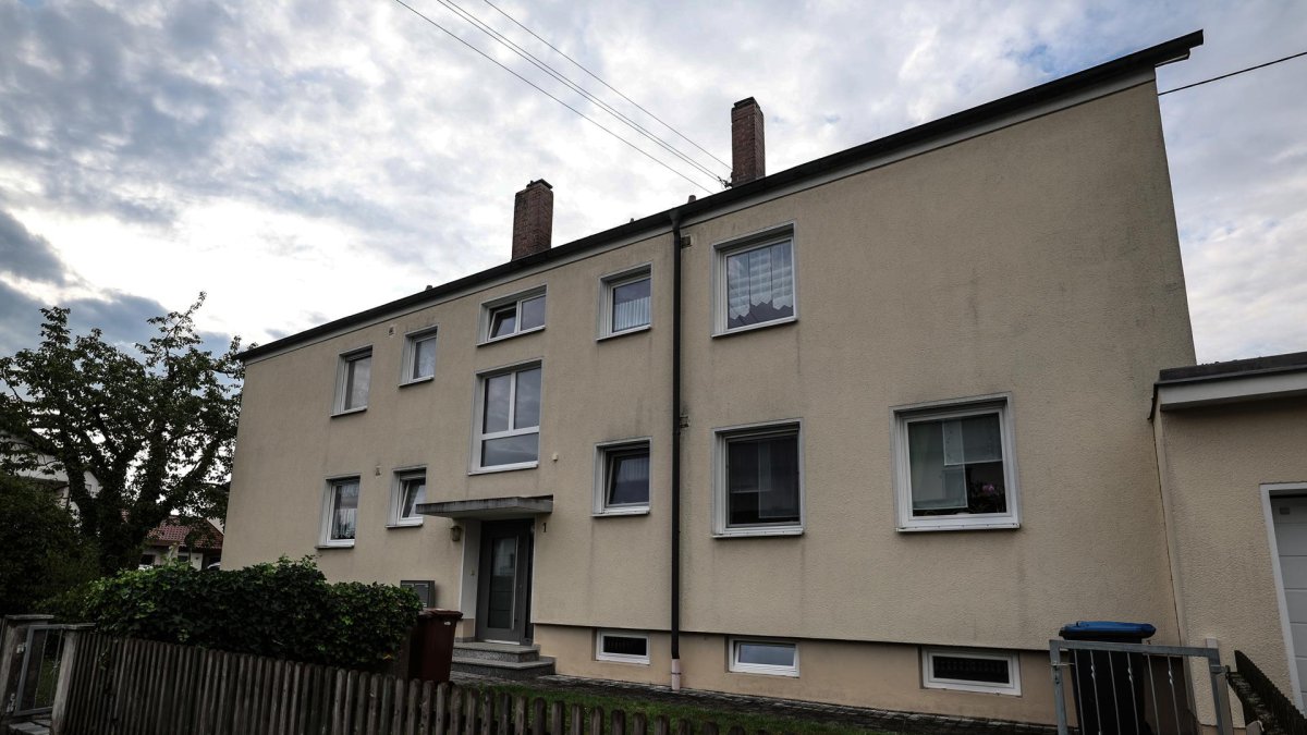 Vista exterior de un edificio residencial en el que dispararon a varias personas, en Langweid, Alemania, el 29 de julio de 2023.