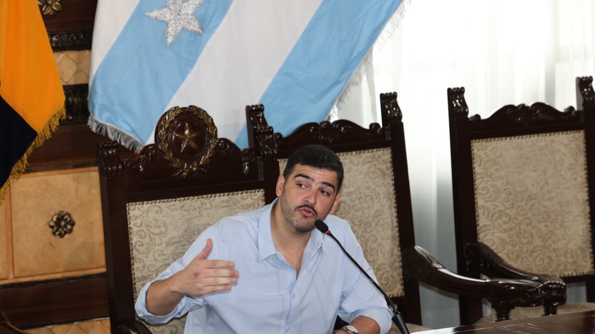 Alcalde. Aquiles Álvarez no se plantea ni remotamente el problema de la naturaleza del poder que ejerce y cuál es el lugar que le corresponde.