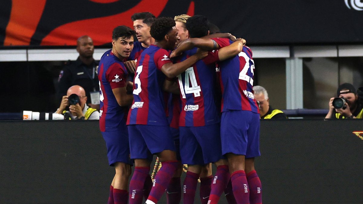 Jugadores del Barcelona español fueron registrados este sábado, 29 de julio, al celebrar un gol que le anotaron al Real Madrid, durante un partido amistoso, en el Estadio AT&T, en Arlington (Texas, EE.UU.).