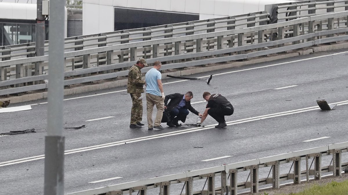 Integrantes de los servicios especiales rusos fueron registrados el pasado 24 de julio al recolectar los restos de un dron ucraniano derribado, luego de que un edificio fuera atacado, en Moscú (Rusia).