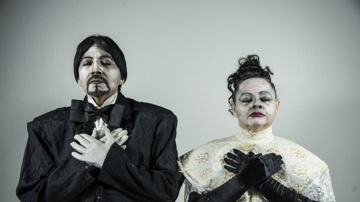 Acción. Valero y Sacoto, de Simón Ruibarbo y Enriqueta de Ruibarbo.