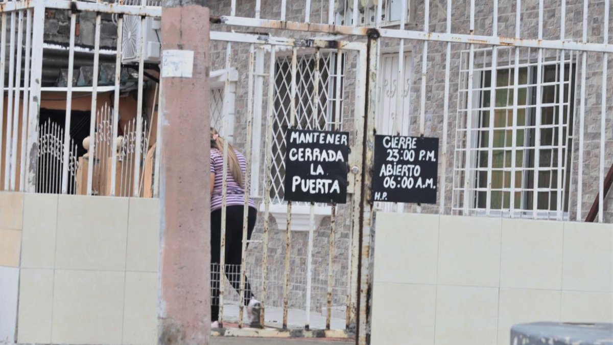 En un callejón cercano adonde mataron a cuatro personas el 18 de julio, moradores colocaron letreros para pedir el cierre de la puerta e indicar el horario en que estará con seguro.
