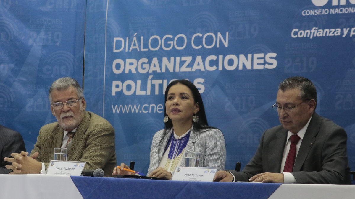 Los suplentes señalan que Diana Atamaint (c), Enrique Pita (i), José Cabrera (d) y Esthela Acero deberán salir del CNE en noviembre de 2024, cuando terminé su periodo.