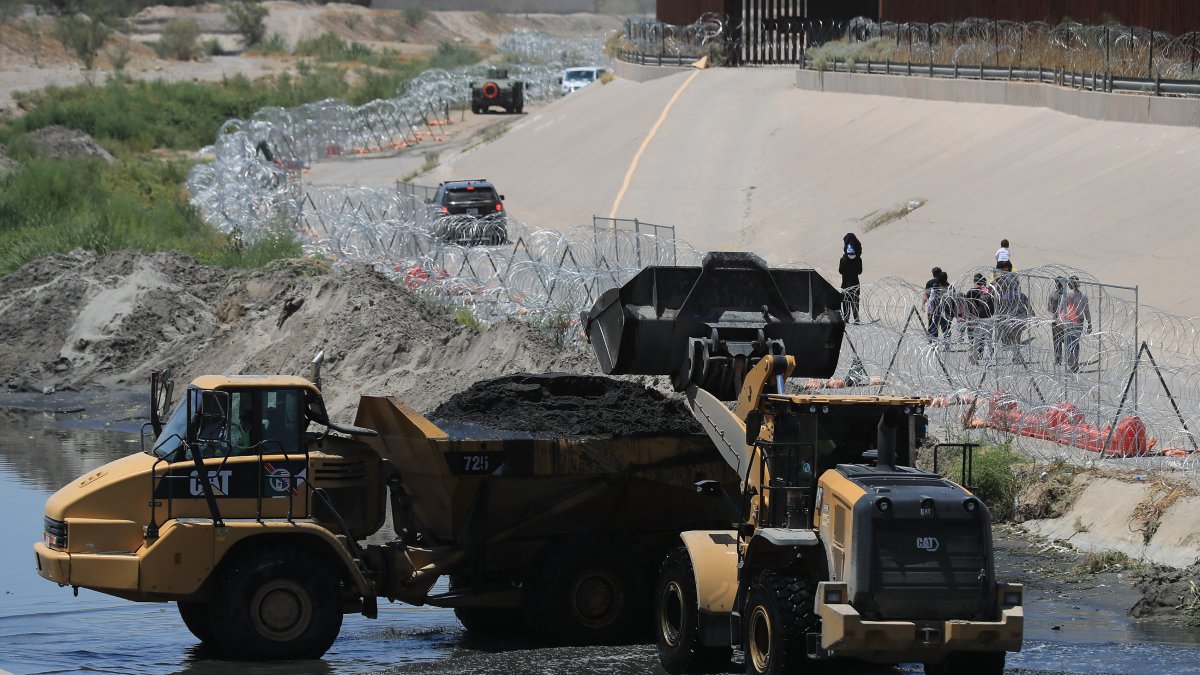 Maquinaria pesada realiza labores de limpieza en el Río Bravo.