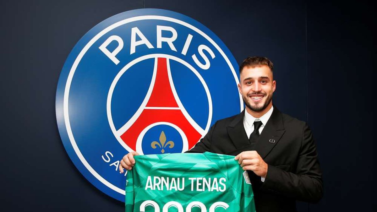 Tenas posa junto a la camiseta del PSG con el dorsal 2026, año donde finaliza contrato.