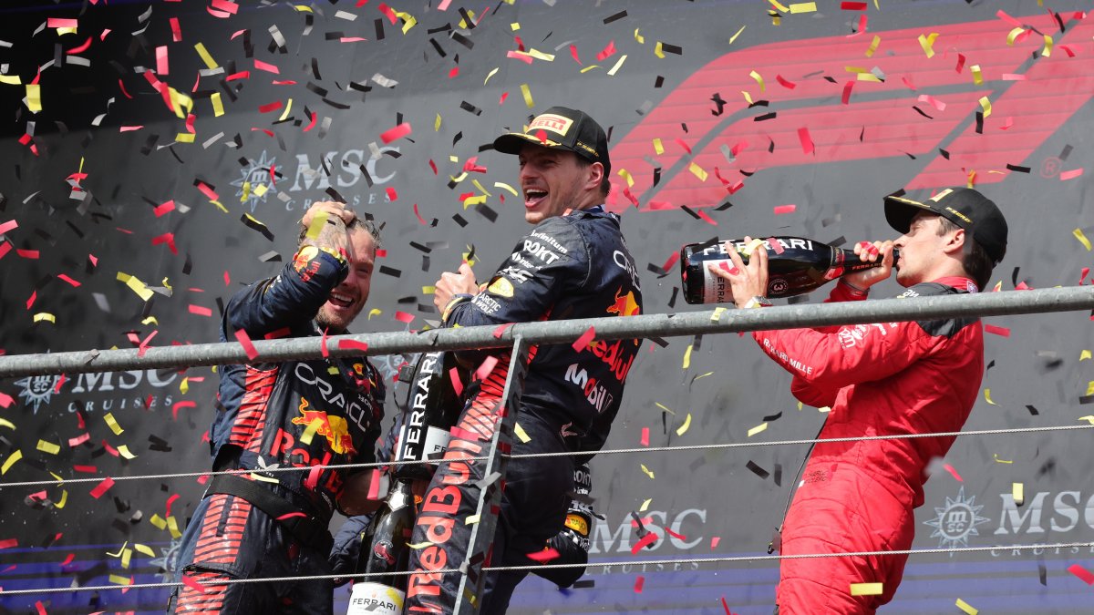 El piloto holandés Max Verstappen de Red Bull Racing, y el tercer clasificado, el piloto de Fórmula 1 de Mónaco, Charles Leclerc, de la Scuderia Ferrari, celebran el podio del Gran Premio de Bélgica.