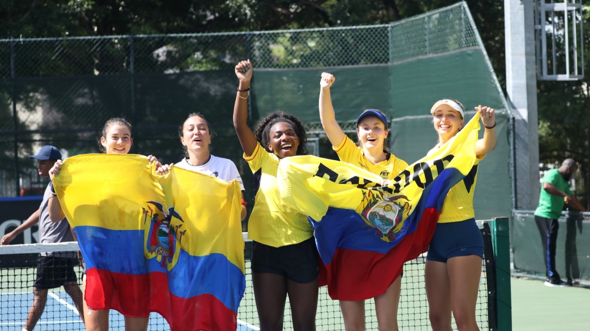 Las jóvenes tenistas y su festejo por haber derrotado por 2-1 a Paraguay en la Billie Jean King Cup.