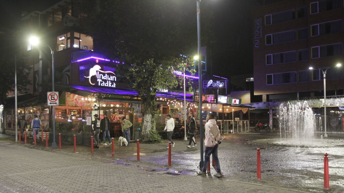 La Mariscal suele lucir desolada en la noche y los negocios todavía no se reactivan del todo.