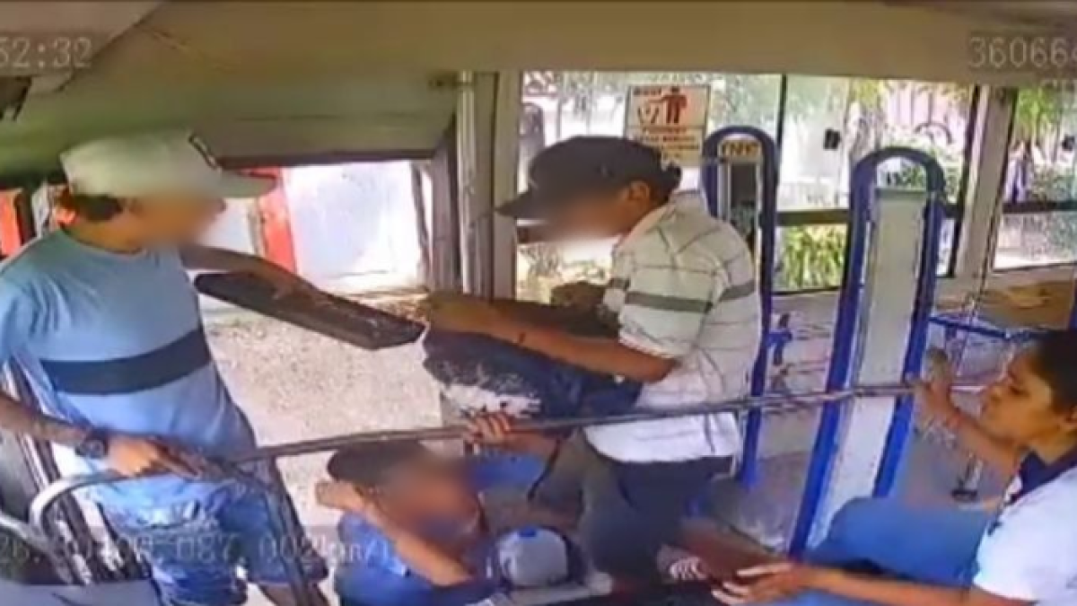 El momento del atraco, con el menor amenazando con un cuchillo.