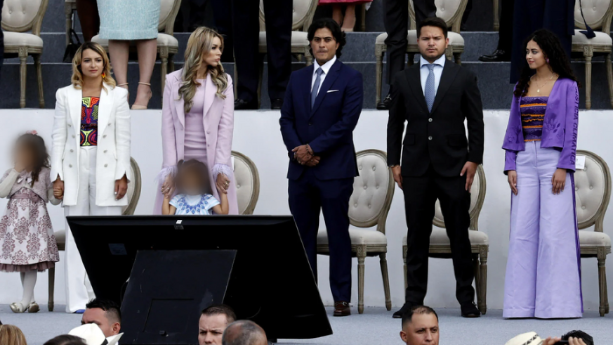 Nicolás Petro Burgos, hijo del presidente Gustavo Petro (3-i) junto a su exesposa Day Vásquez (2-i) en la ceremonia de investidura del presidente Gustavo Petro,en una fotografía de archivo.