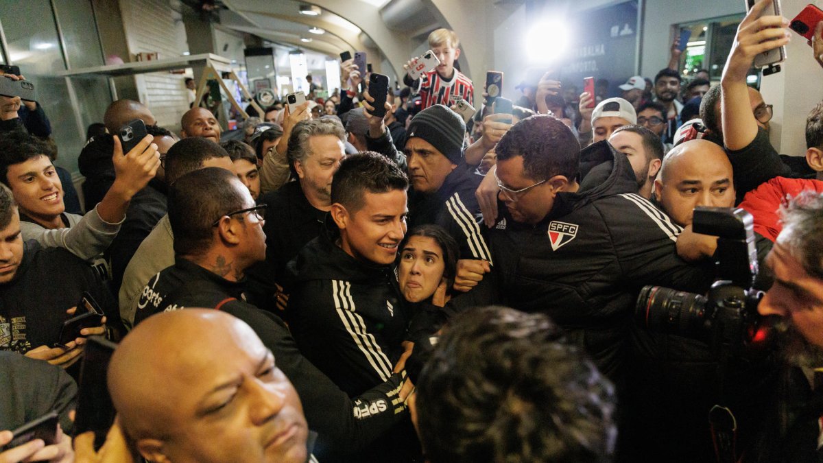 Aficionados del Sao Paulo fútbol club reciben al jugador colombiano James Rodríguez en el aeropuerto de Congonhas, este 30 de julio de 2023 en São Paulo (Brasil).