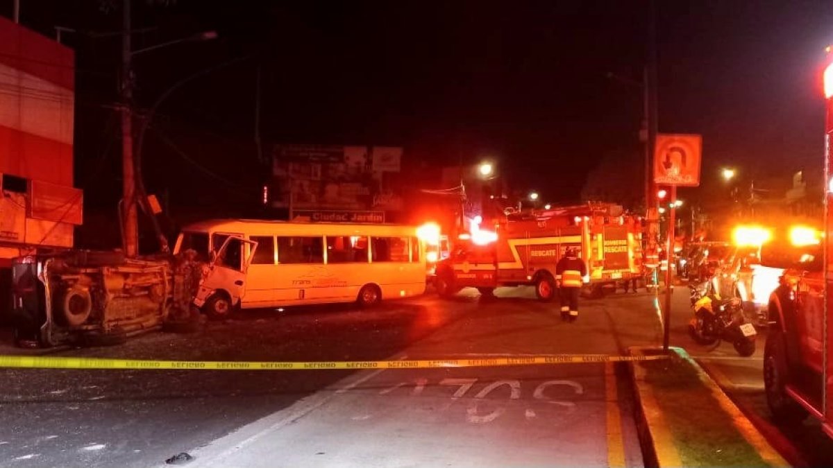 Suceso. Miembros del Cuerpo de Bomberos atendieron la emergencia en el sur de Quito.