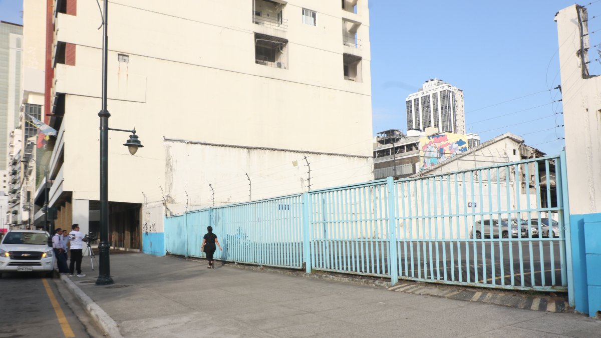 El sitio fue acordonado por agentes policiales para recabar indicios.