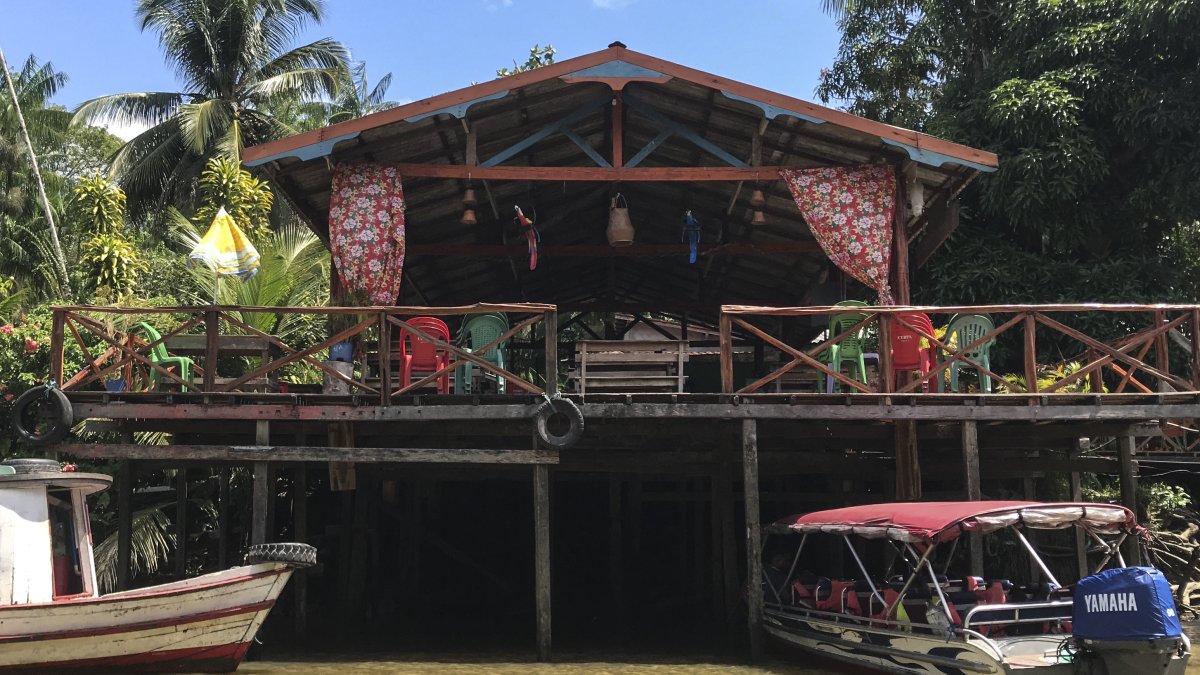 Fotografía de una vivienda al lado del río, el 27 de julio de 2023, en Belém (Brasil).