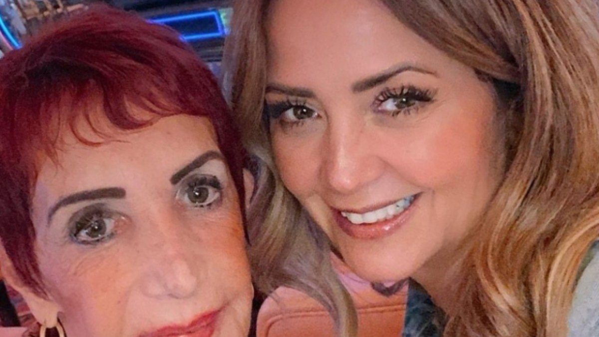 Andrea con su progenitora fallecida.