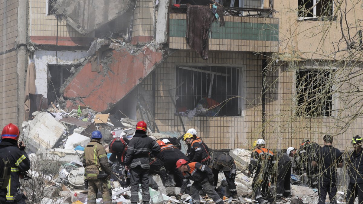 Rescatistas ucranianos trabajan en el sitio de un edificio residencial dañado después de un bombardeo en la ciudad de Kryvyi Rih, en el centro de Ucrania, el 31 de julio de 2023