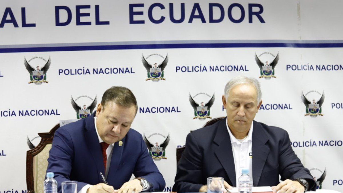 El ministro Zapata (i) y Carlos Maza en la firma del convenio de cooperación.