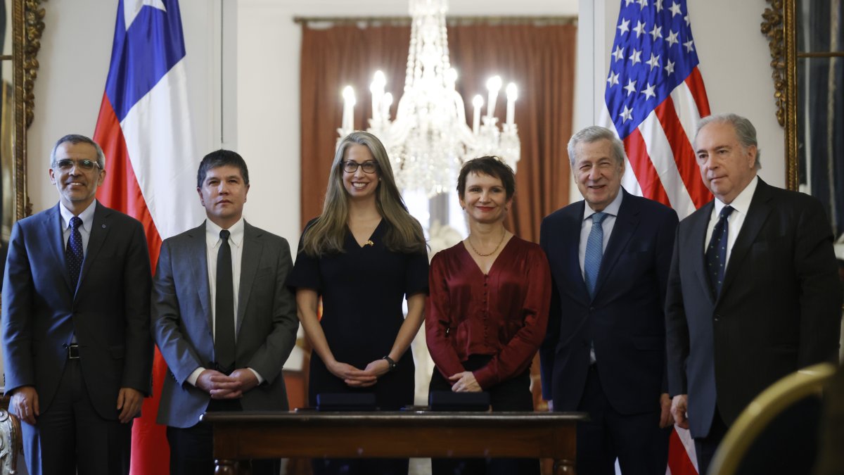 Autoridades   de Chile  y EE.UU, posan durante un acto hoy lunes 31 de julio de 20223 , en Santiago (chile). 
