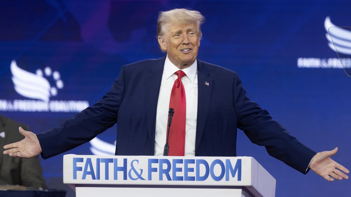 Según el sondeo, Trump despunta como el gran favorito con un 54 % de apoyo, muy por delante del que estaba llamado a ser su gran rival en las primarias, el gobernador de Florida, Ron DeSanti.