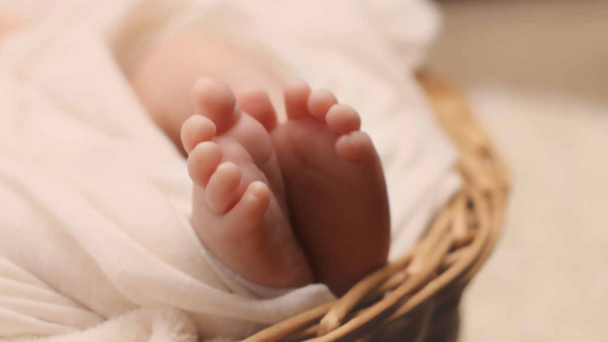 Una persona alertó de que la menor estaba llorando dentro de una bolsa.