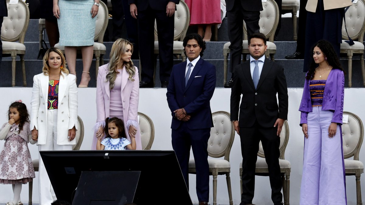 Nicolás Petro Burgos, hijo del presidente Gustavo Petro (3-i) junto a su exesposa Day Vásquez (2-i) en la ceremonia de investidura del presidente Gustavo Petro,en una fotografía de archivo.