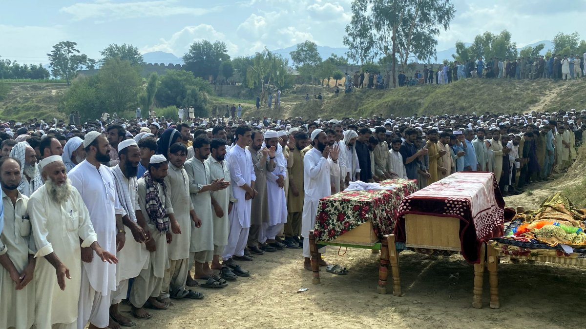 Funeral por las víctimas del atentado suicida en Khar, en la provincia norteña de Khyber Pakhtunkhwa, Pakistán, el 31 de julio de 2023.