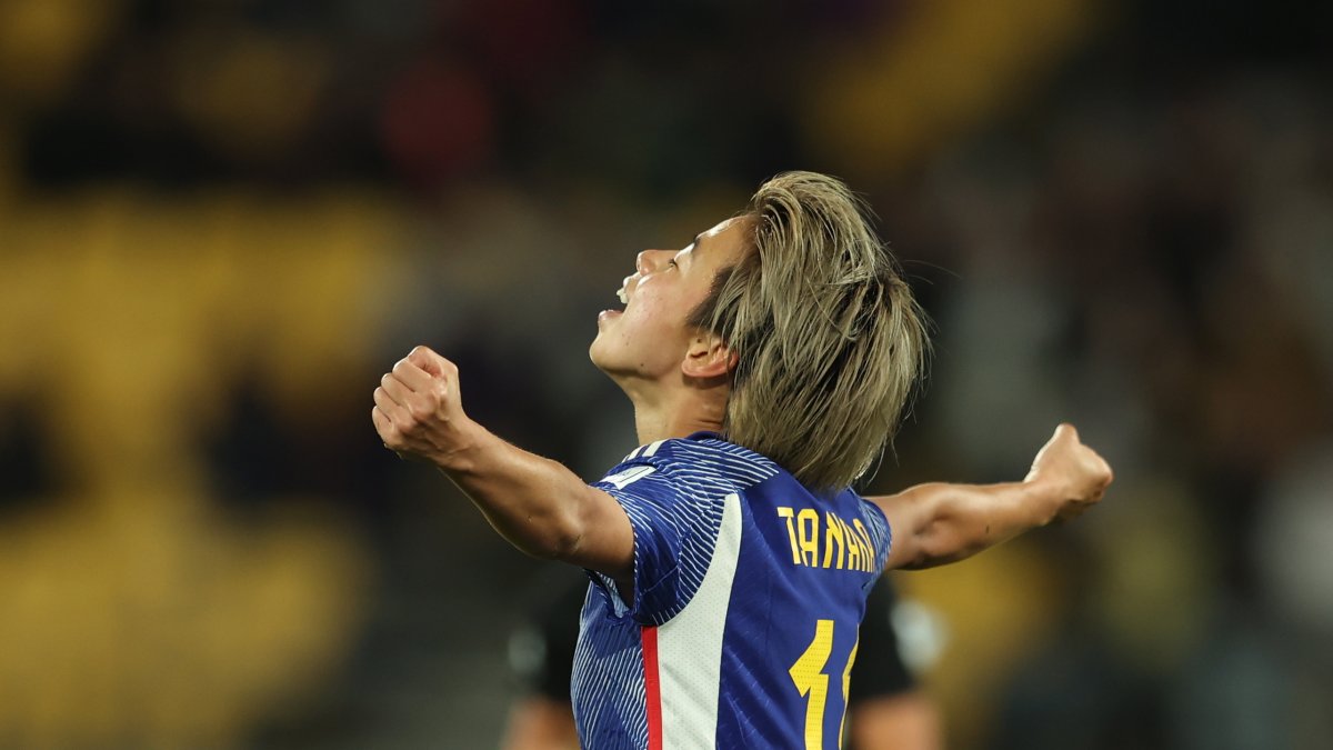 Mina Tanaka celebra luego de anotarle a España.