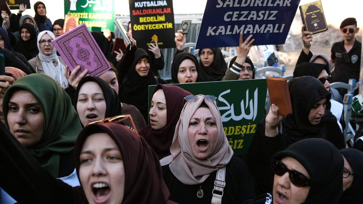 Manifestantes asisten a una protesta contra Suecia frente al Consulado General de Suecia en Estambul, Turquía, el 30 de julio de 2023.