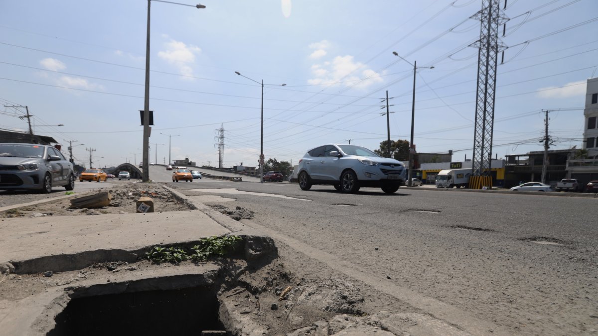 Sur. Las barandas dañadas y grandes huecos a la bajada se observan en el puente de la Esclusas.