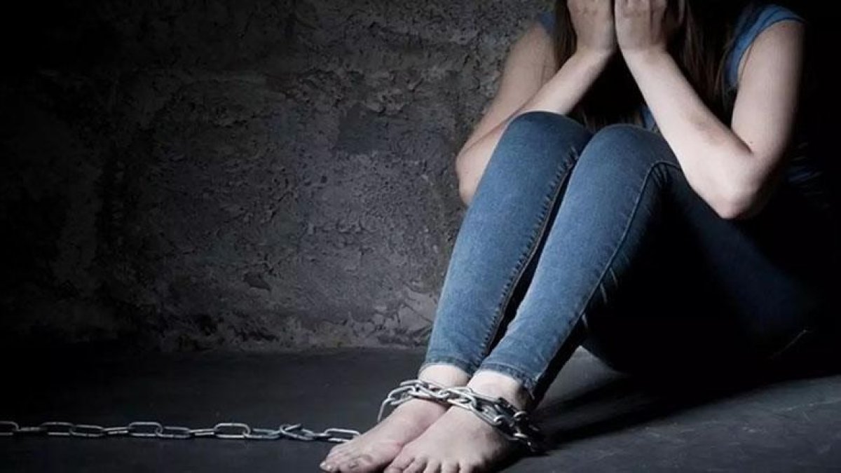 Según los investigadores, el secuestrador invitó a su casa a la víctima en otoño de 2009, cuando esta tenía 19 años y desde entonces la retuvo en su vivienda.