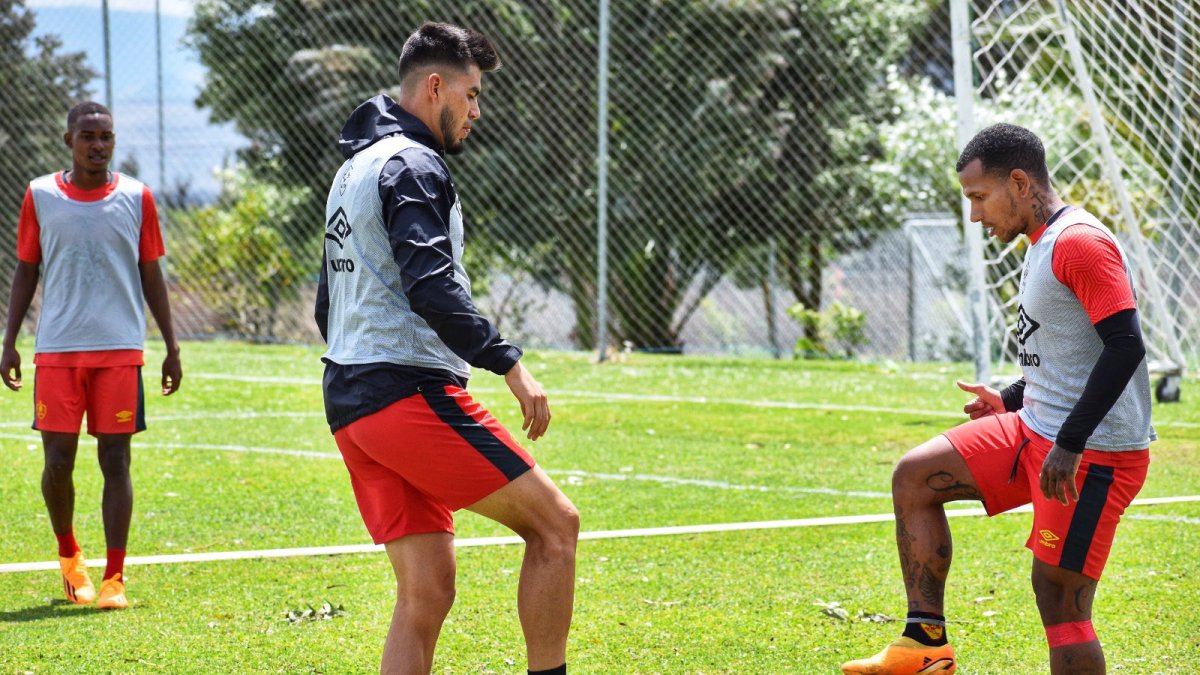 Wilker Ángel (i) y Rómulo Otero (d) pasaron el análisis realizado por Santiago Escobar y su cuerpo técnico.