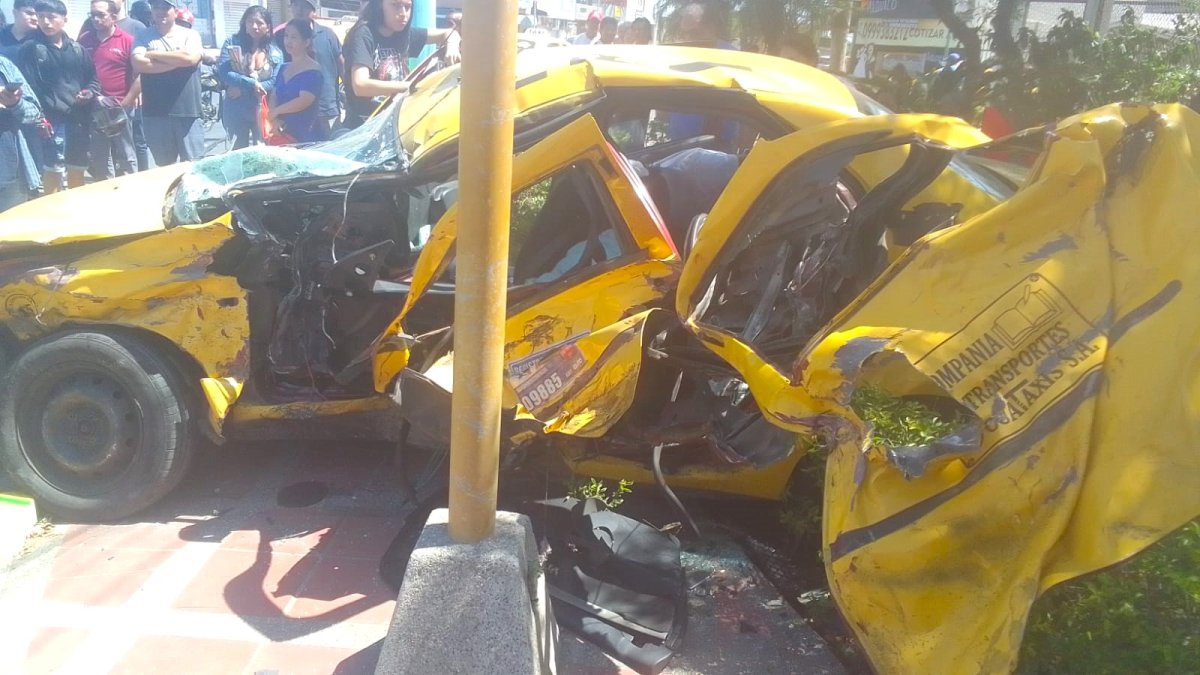 Destrozo. El vehículo donde viajaban padre e hijo se impactó dos veces.