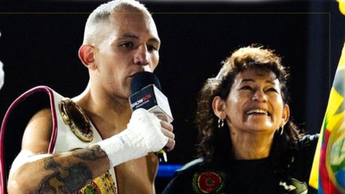 El boxeador tricolor Andrés Muñoz con el título latino de la UBO.