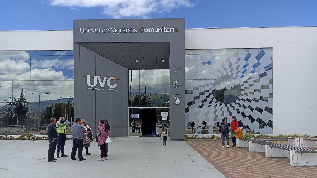 Hasta la Unidad de Vigilancia Comunitaria de Ambato fue trasladado un servidor policial por supuesta agresión Intrafamiliar.