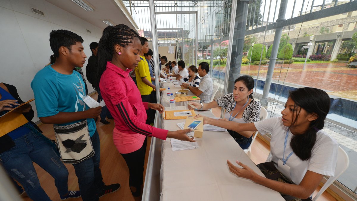 Primer reparto, en 2014. Un total de 21.500 bachilleres fiscales y fiscomisionales recibieron los dispositivos.