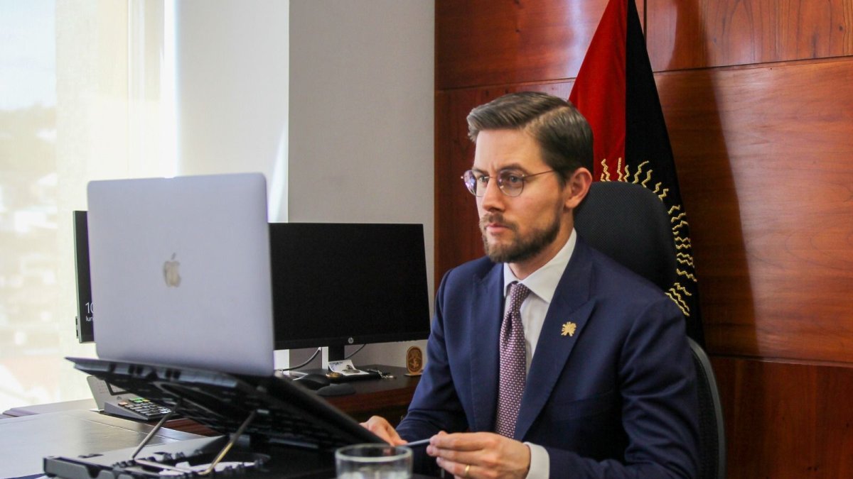 El gerente del Banco Central del Ecuador, Guillermo Avellán, en reuniones con representantes del FMI.