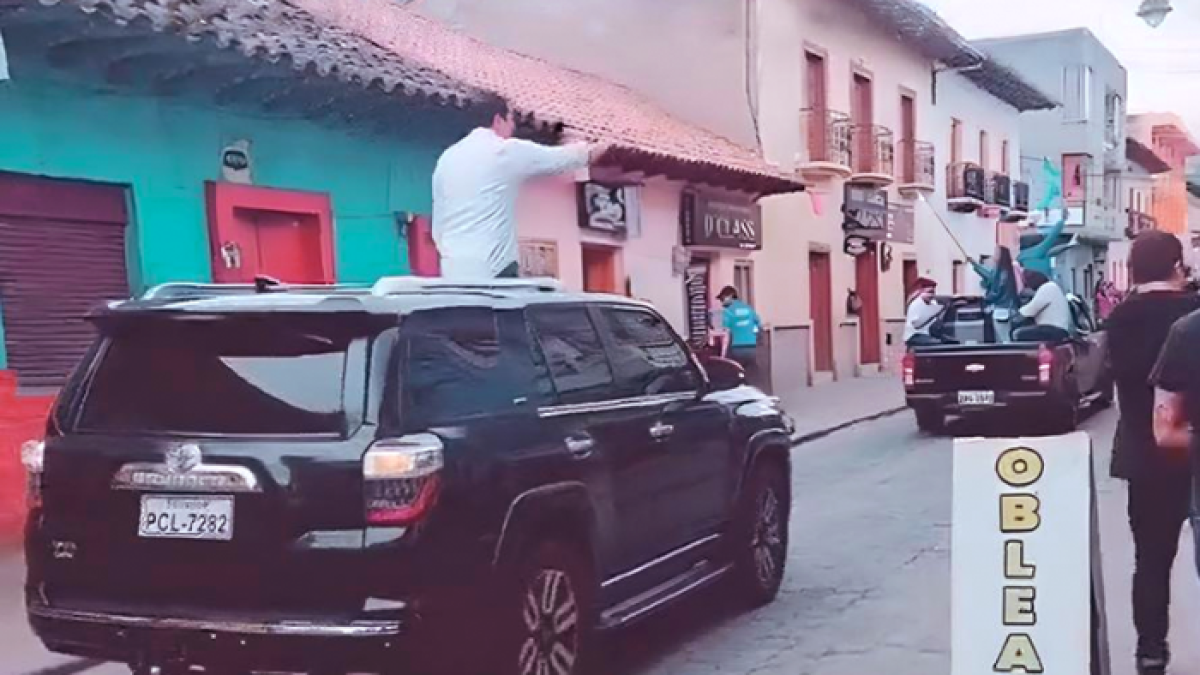 Apoyo. En julio de 2023, Arauz apareció en Chillanes, Bolívar, a bordo del vehículo blindado negro, propiedad de la empresa MMR Group Inc.