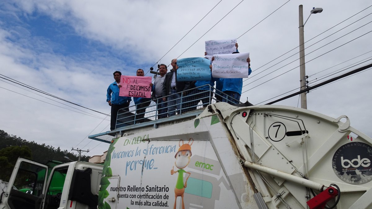 Trabajadores realizan un plantón en Empresa de Energía Eléctrica de Cuenca