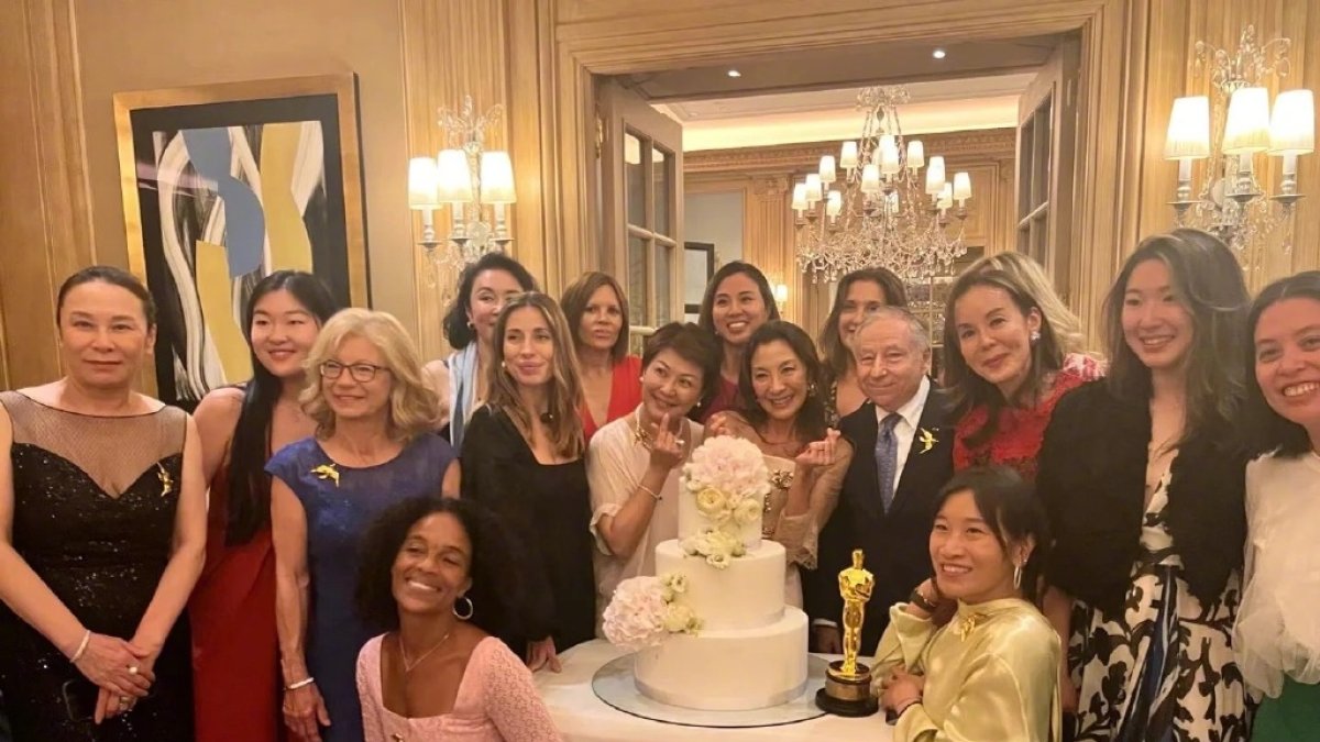 Michelle Yeoh el día de su matrimonio, rodeada de su flamante esposo y sus seres queridos.