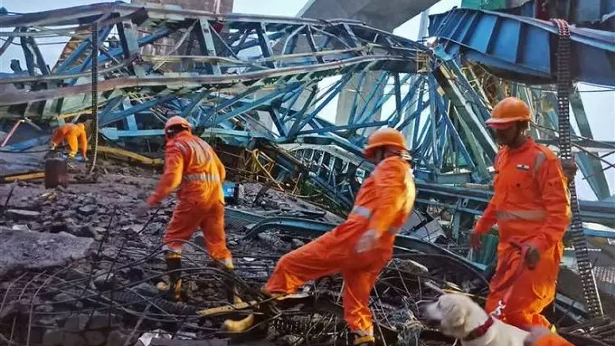 El incidente tuvo lugar a medianoche DELLUNES 31 DE JULIO DE 2023  en el distrito de Thane, cuando la grúa se derrumbó sobre los trabajadores,