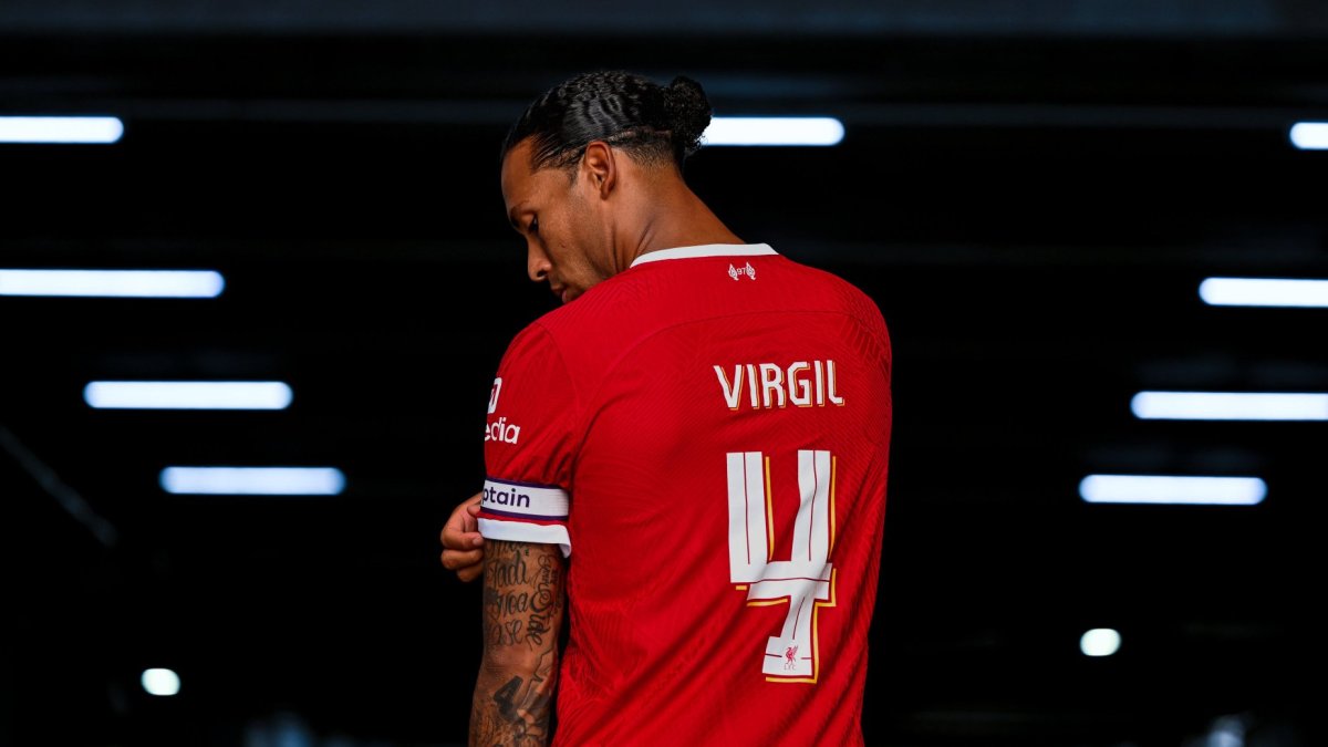 Van Dijk ya posa con la cinta de capitán.