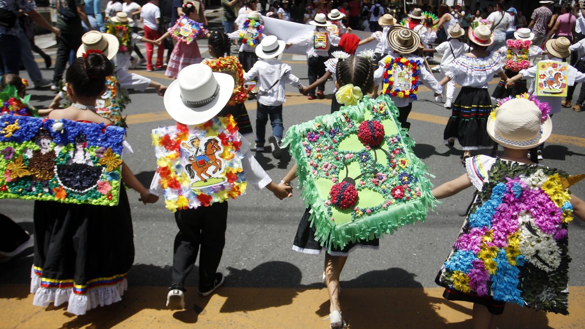 Actividad. Decenas de niños participan en el Desfile de Silleteritos, el inicio de la 66° Feria de las Flores.