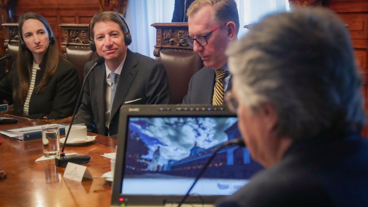 Scott Nathan (c), director ejecutivo de la organización estadounidense.