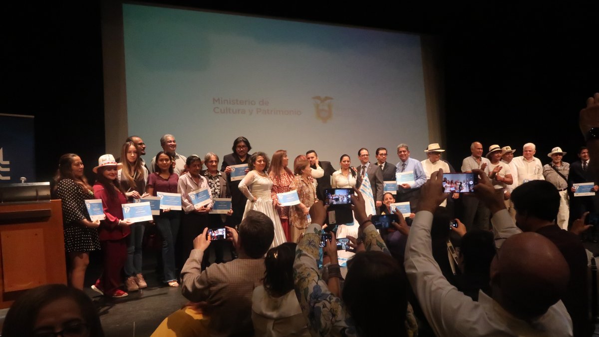 Actividad. El MAAC se permitió también durante la ceremonia ofrecer un homenaje a varias entidades, artistas y gestores culturales de la ciudad.