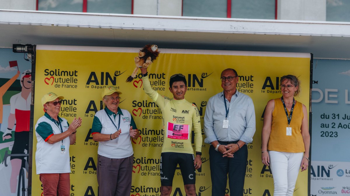 Alexander Cepeda con el maillot amarillo como líder del Tour de L'Ain.